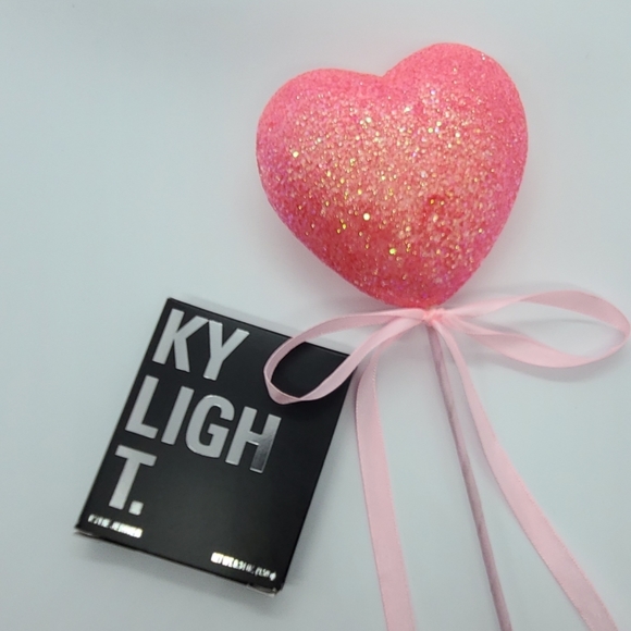 KYLIE COSMETICS Kylighter ICE ME OUT - Picture 2 of 7